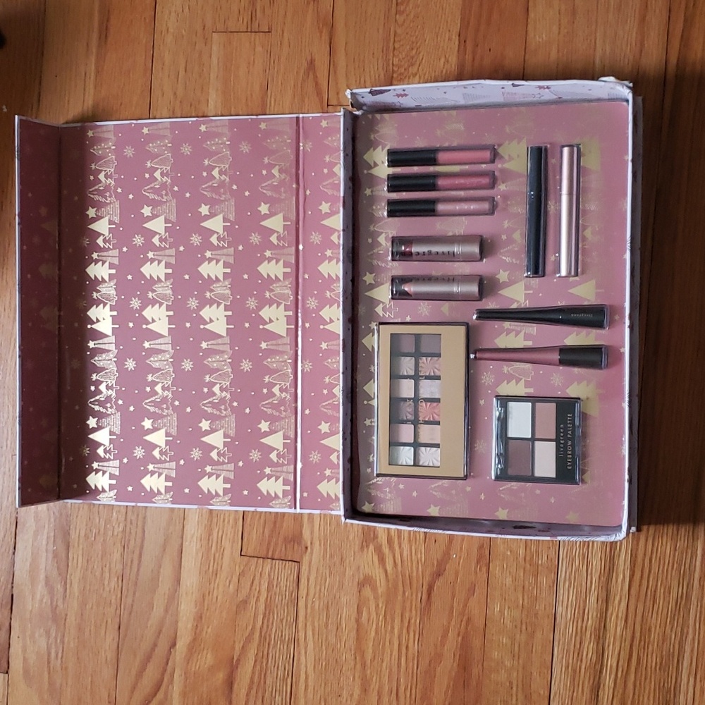 Livegreen  Beauty Essentials Collection w/ eyeshadow,mascara,eyeliners, eyebrow